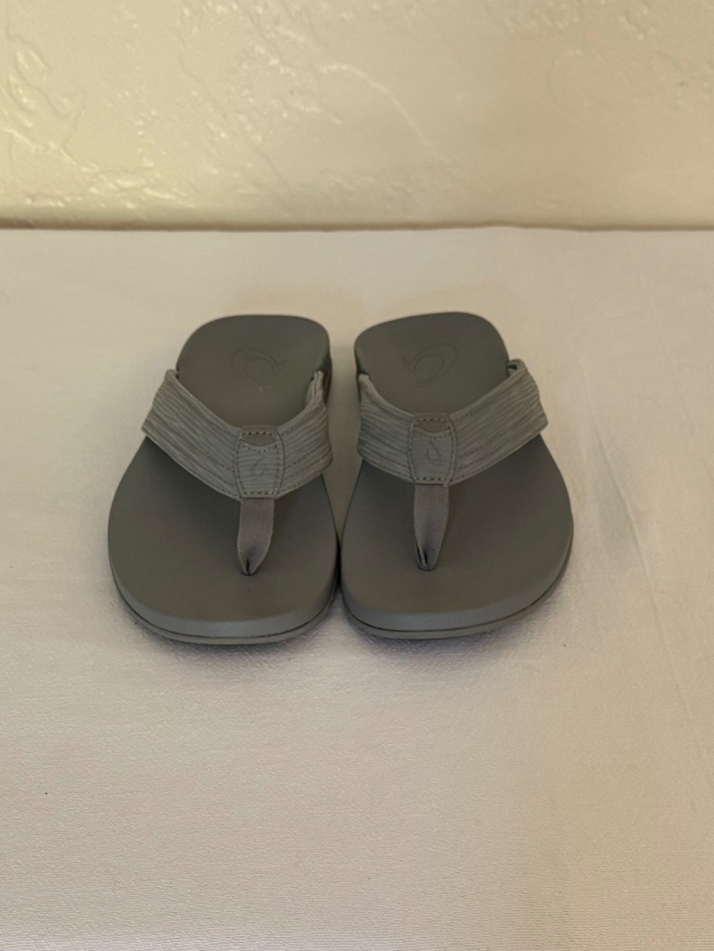 OluKai Maha Men’s Grey Recovery Flip Flops Size 8